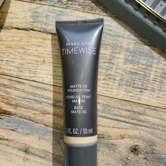 Ivory W 150 Matte 3D Foundation - Combo to Oily Skin - Timewise Mary Kay - Picture 4 of 5